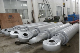 出口新加坡開體泥駁船用油缸成功順利交付；